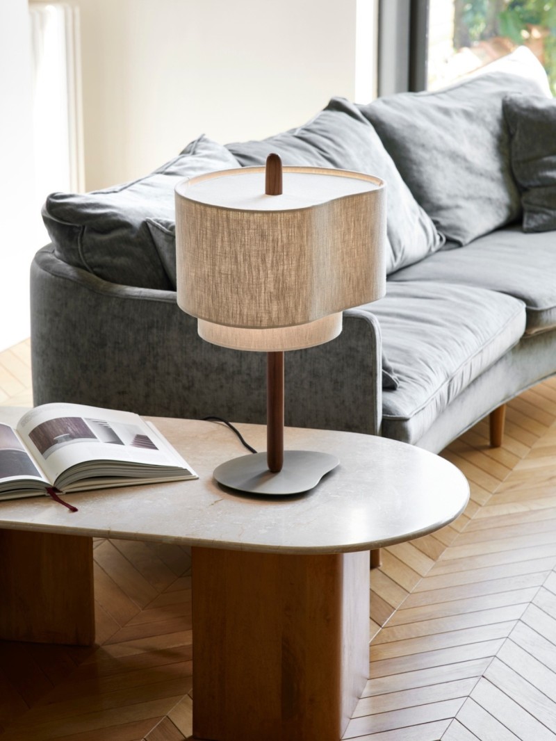 market-set-lampe-en-bois-teinte-et-tissu-creme-pebble