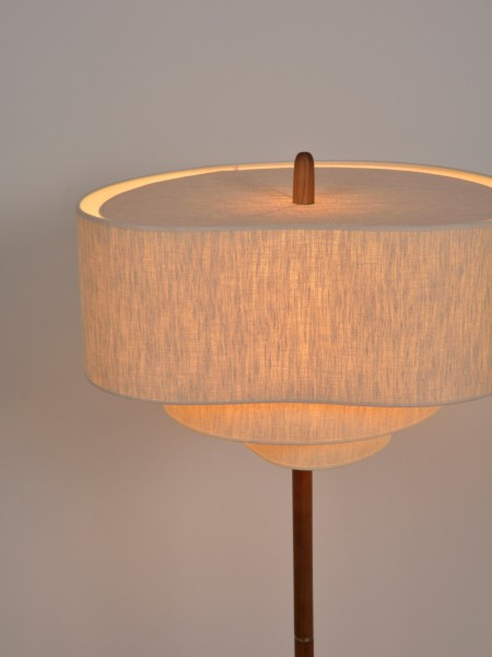 market-set-floor-lamp-in-wood-and-cream-fabric-pebble