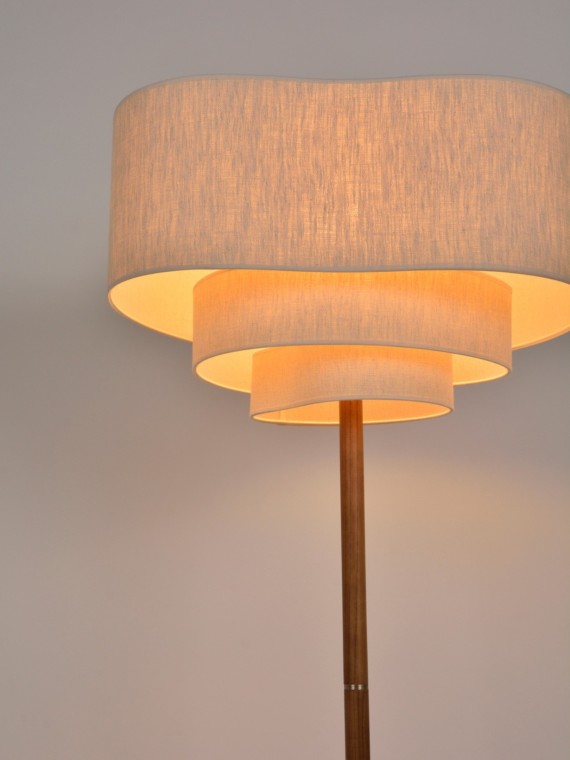 market-set-floor-lamp-in-wood-and-cream-fabric-pebble