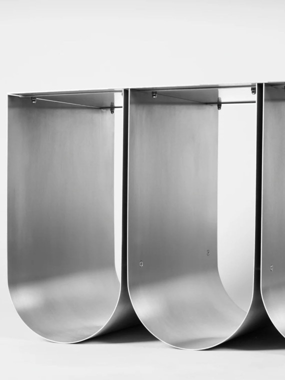 kristina dam Banc de rangement incurvée en acier brut Curved