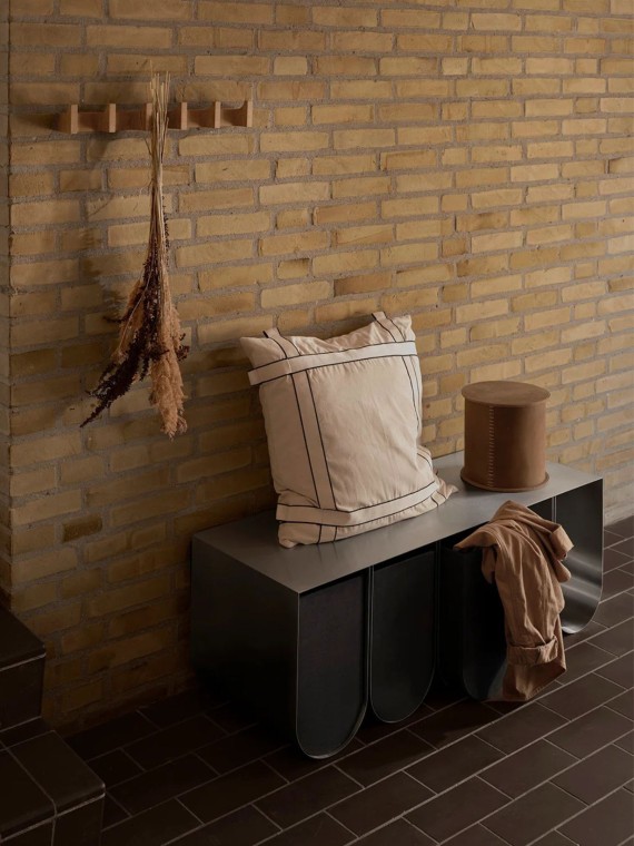 kristina dam Banc de rangement incurvée en acier brut Curved