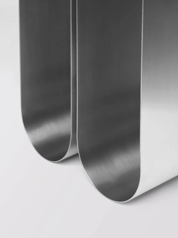 kristina dam Curved side table in raw steel Curved