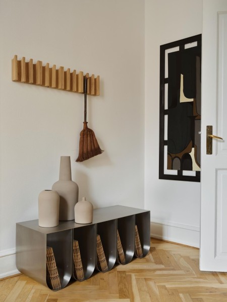 kristina dam Banc de rangement incurvée en acier brut Curved