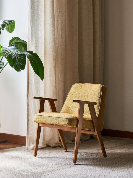 Fauteuil 366 Concept en chêne massif et tissu bouclette moutarde