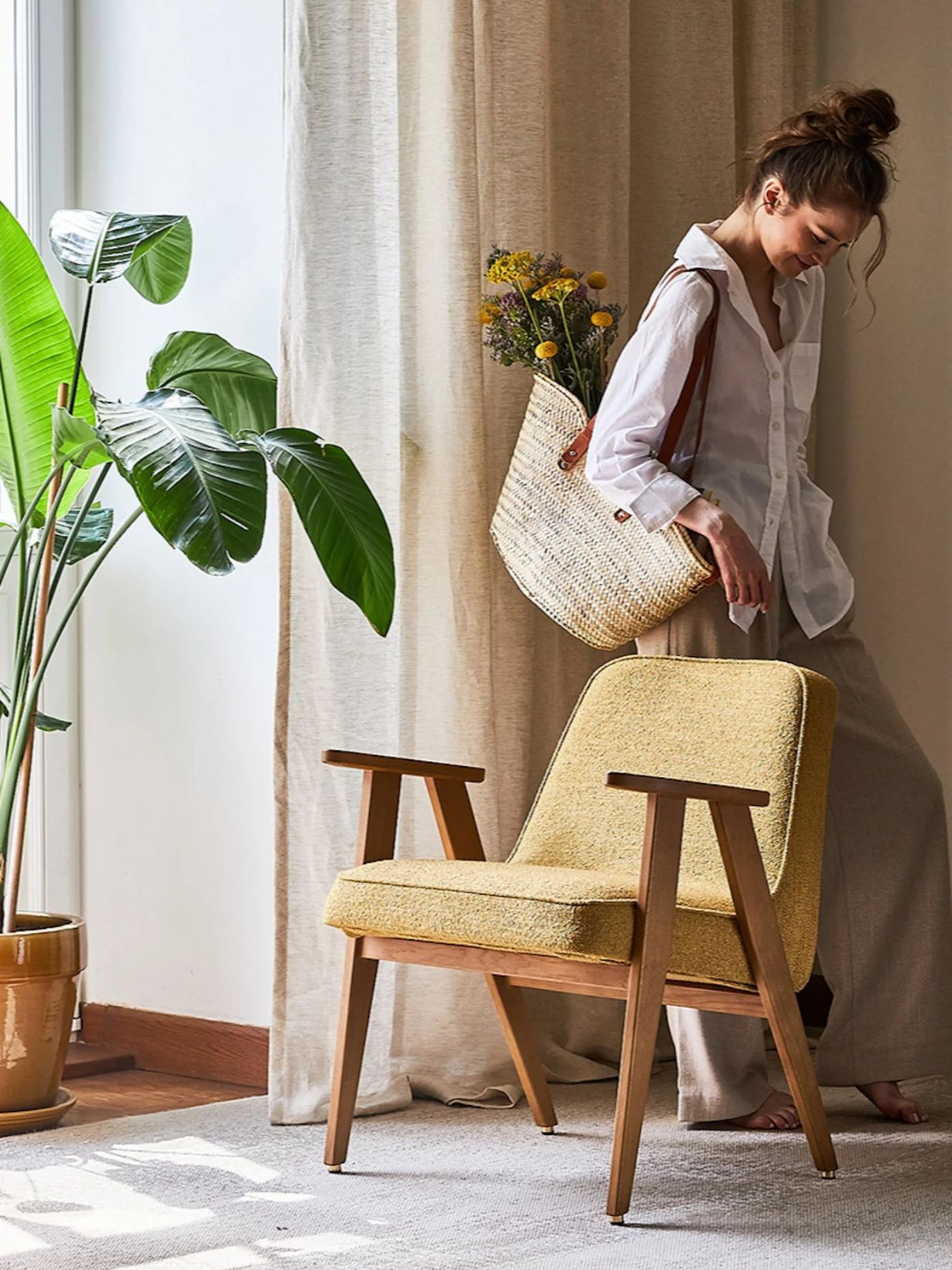 Fauteuil 366 Concept en chêne massif et tissu bouclette moutarde