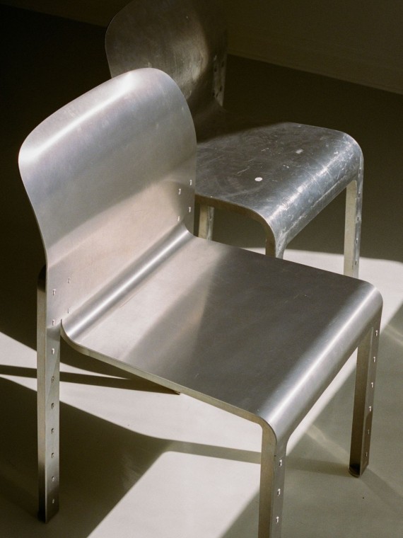 FRAMA - Chaise Rivet en aluminium brut | MBS DESIGN