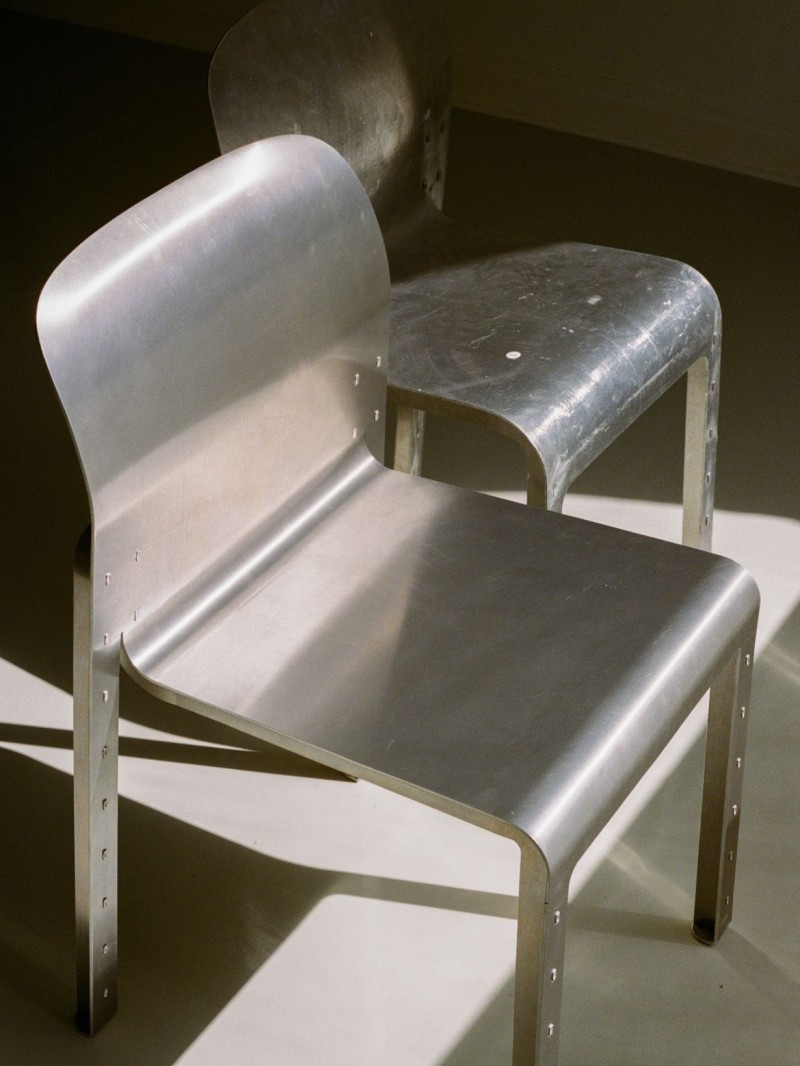 FRAMA - Chaise Rivet en aluminium brut | MBS DESIGN