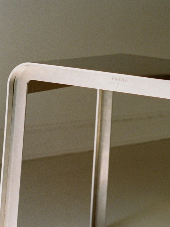 FRAMA - Chaise Rivet en aluminium brut | MBS DESIGN