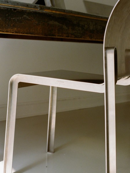 FRAMA - Chaise Rivet en aluminium brut | MBS DESIGN