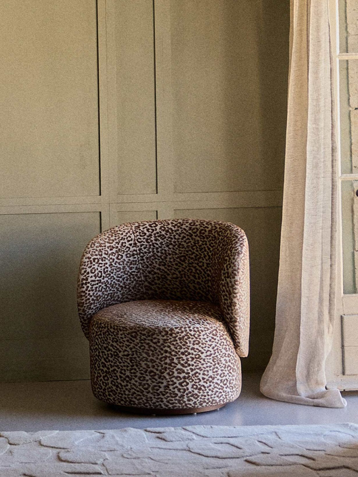 Gabrielle Paris - Auguste Frog armchair non pivoting | MBS Design