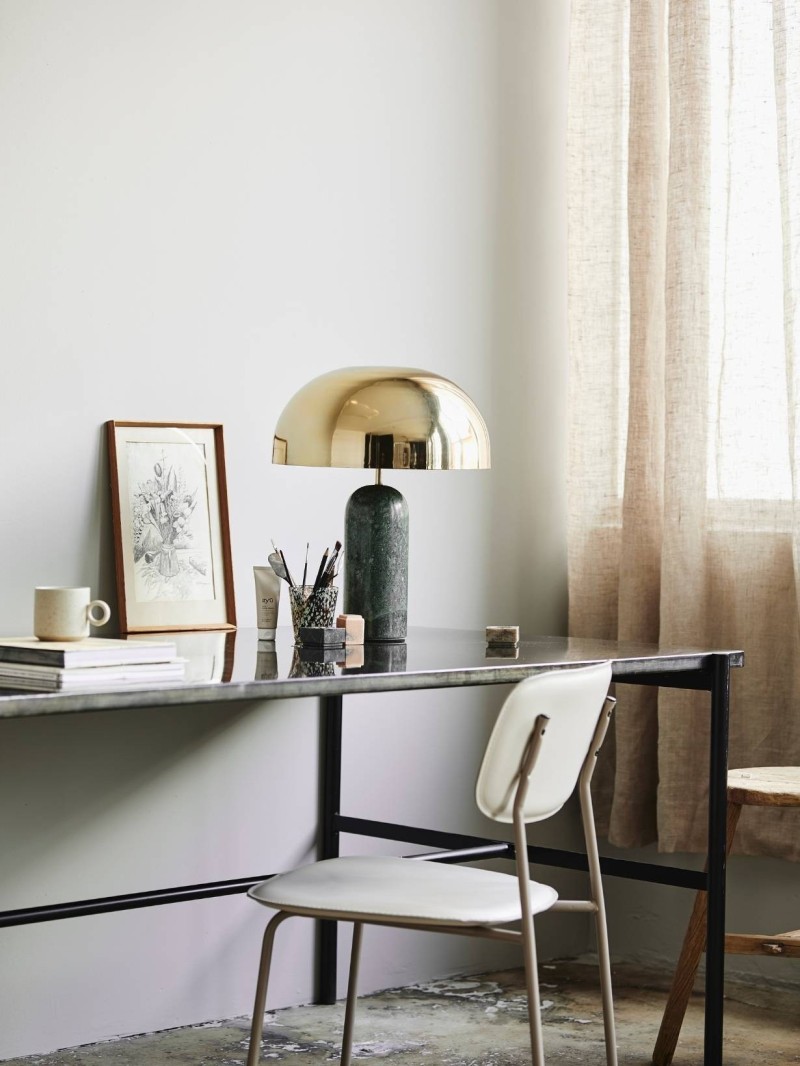 Lampe de table en marbre vert et abat-jour en laiton Atlas Nordal