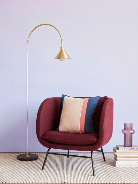 Fauteuil Jimmy scandinave en tissu bordeaux, Hübsch