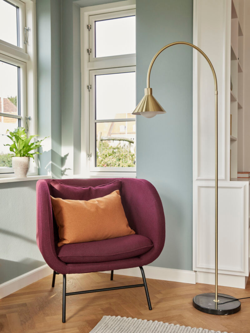 Fauteuil Jimmy scandinave en tissu bordeaux, Hübsch