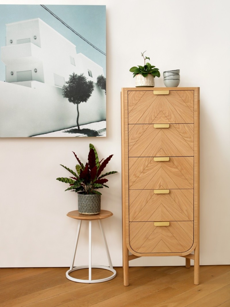 Tall chest in oak, Marius Hartô
