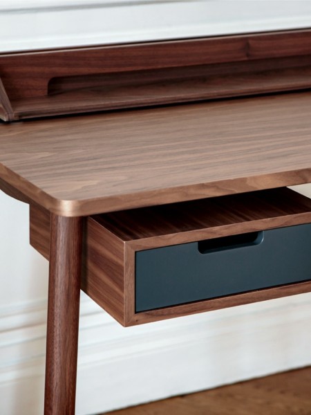 Bureau en noyer naturel, Honoré Hartô