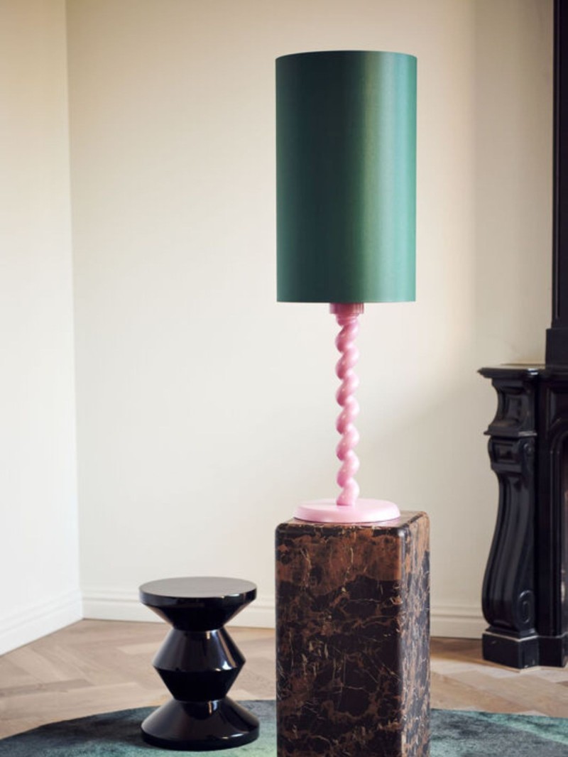 Lampe à poser avec abat-jour vert et pied rose Twister Pols Potten