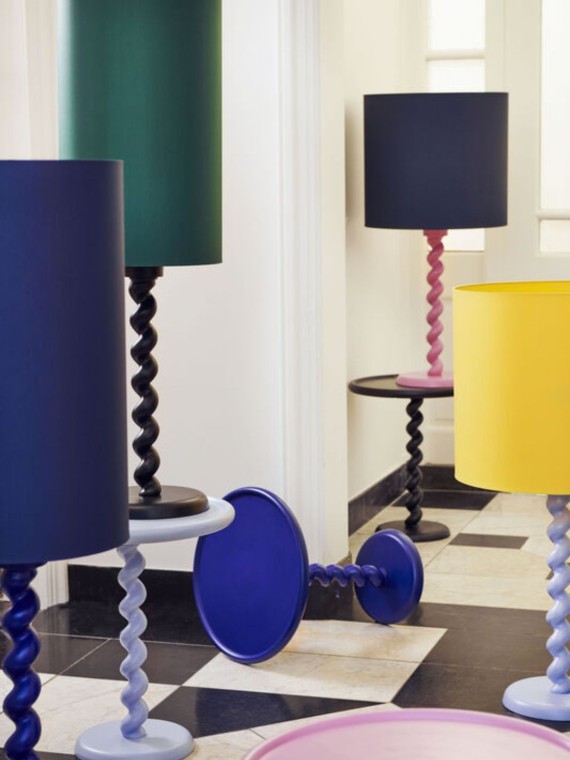 Lampe à poser avec abat-jour jaune et pied bleu foncé, Twister Pols Potten