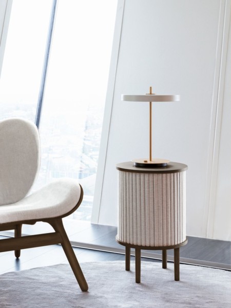 Table de nuit Audacious chêne foncé, textile gris clair, Umage