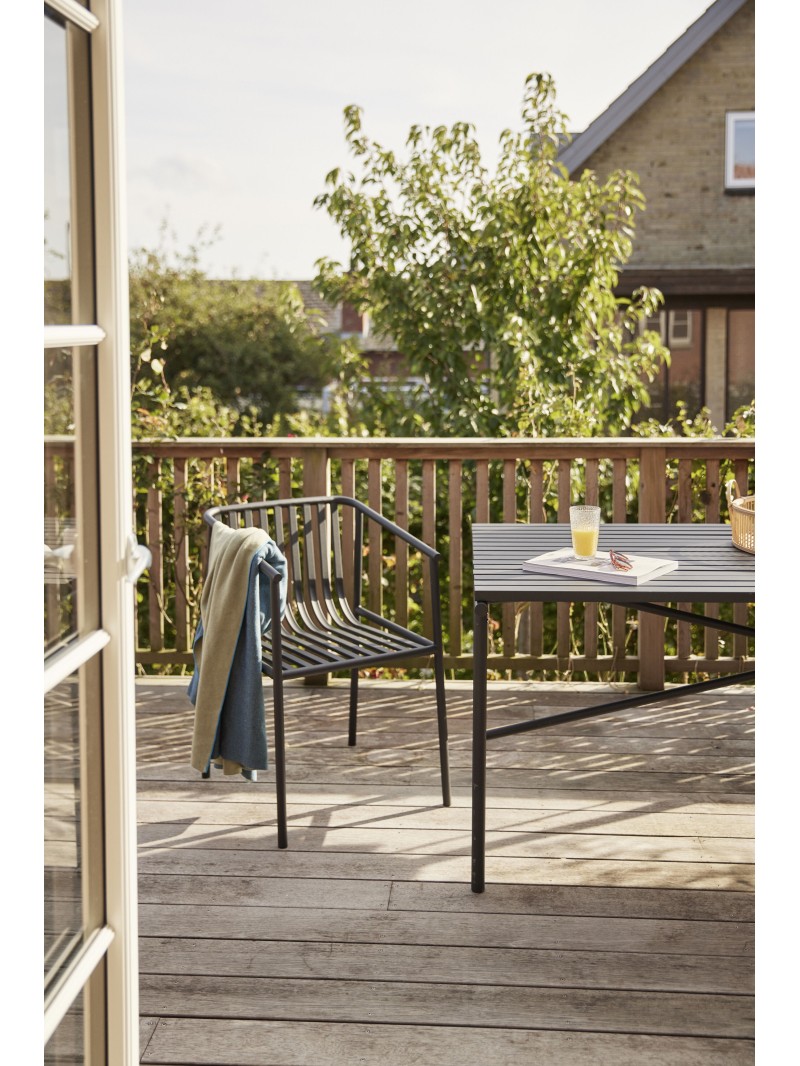 Chaise en metal noir, Villa