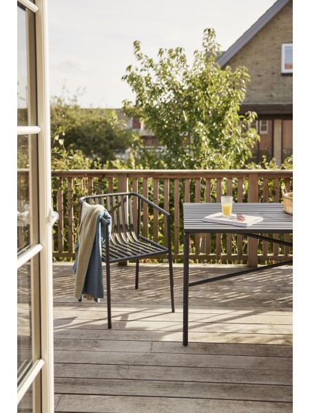 Chaise en metal noir, Villa