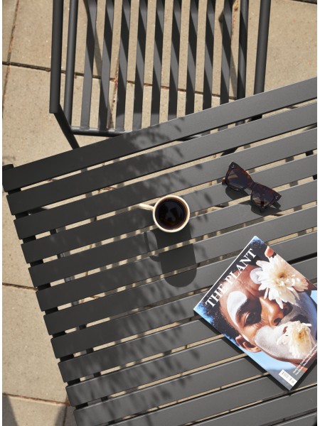 Chaise en metal noir, Villa