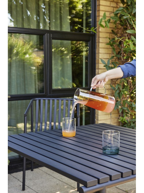 Chaise en metal noir, Villa