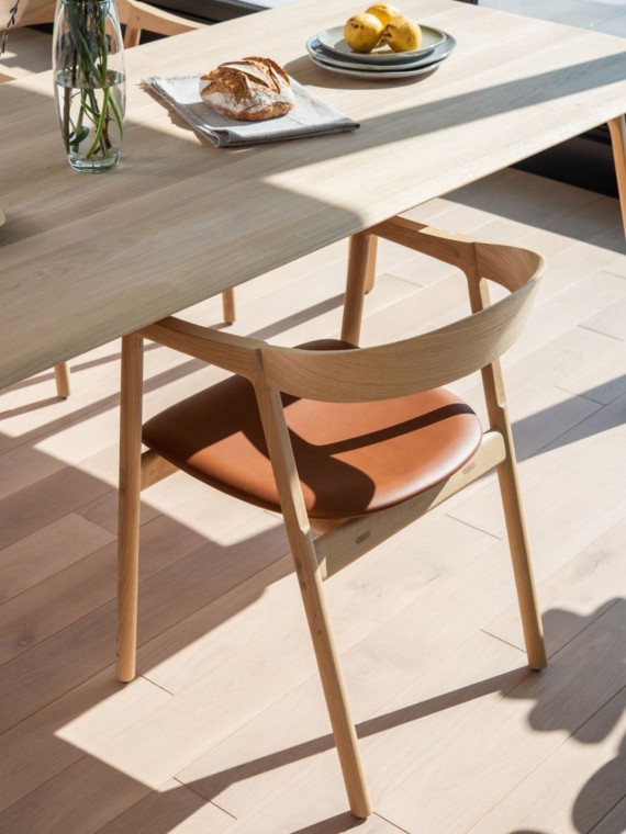 Chaise de table en chêne massif Muna, GAZZDA |MBS Design