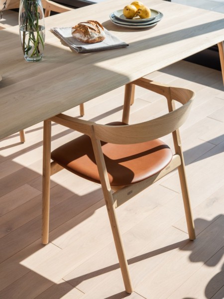 Chaise de table en chêne massif Muna, GAZZDA |MBS Design