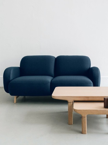 Harto canapé 3 places Auguste en bois massif et tissu bleu cobalt