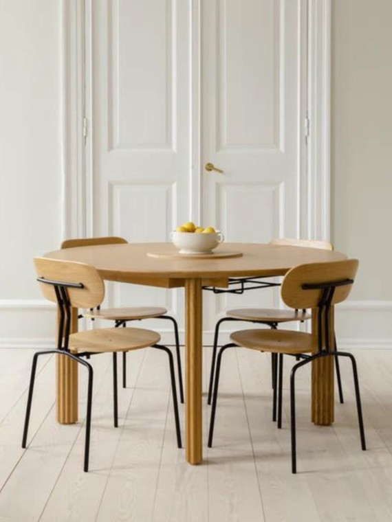 Comfort Circle extendable dining table in oak, Umage | MBS Design