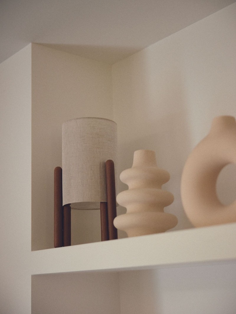 Lampe en frêne massif vernis, Colette