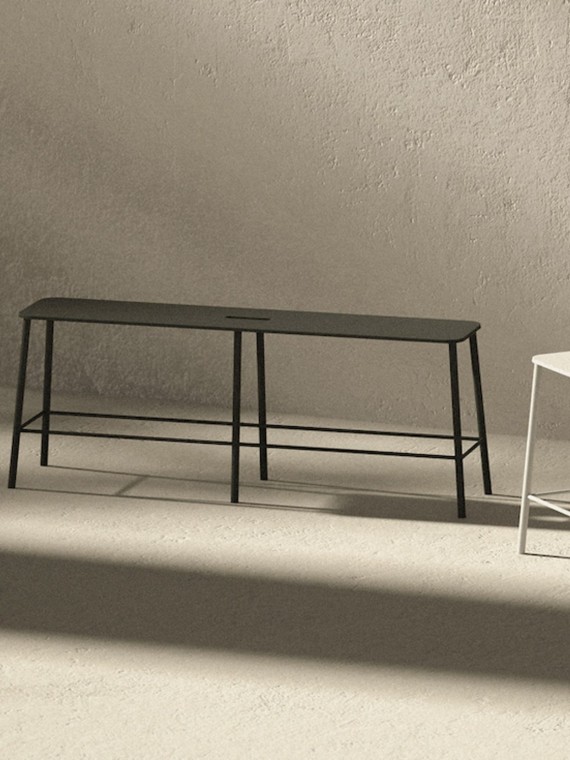 Banc noir en acier, Adam Mono frama