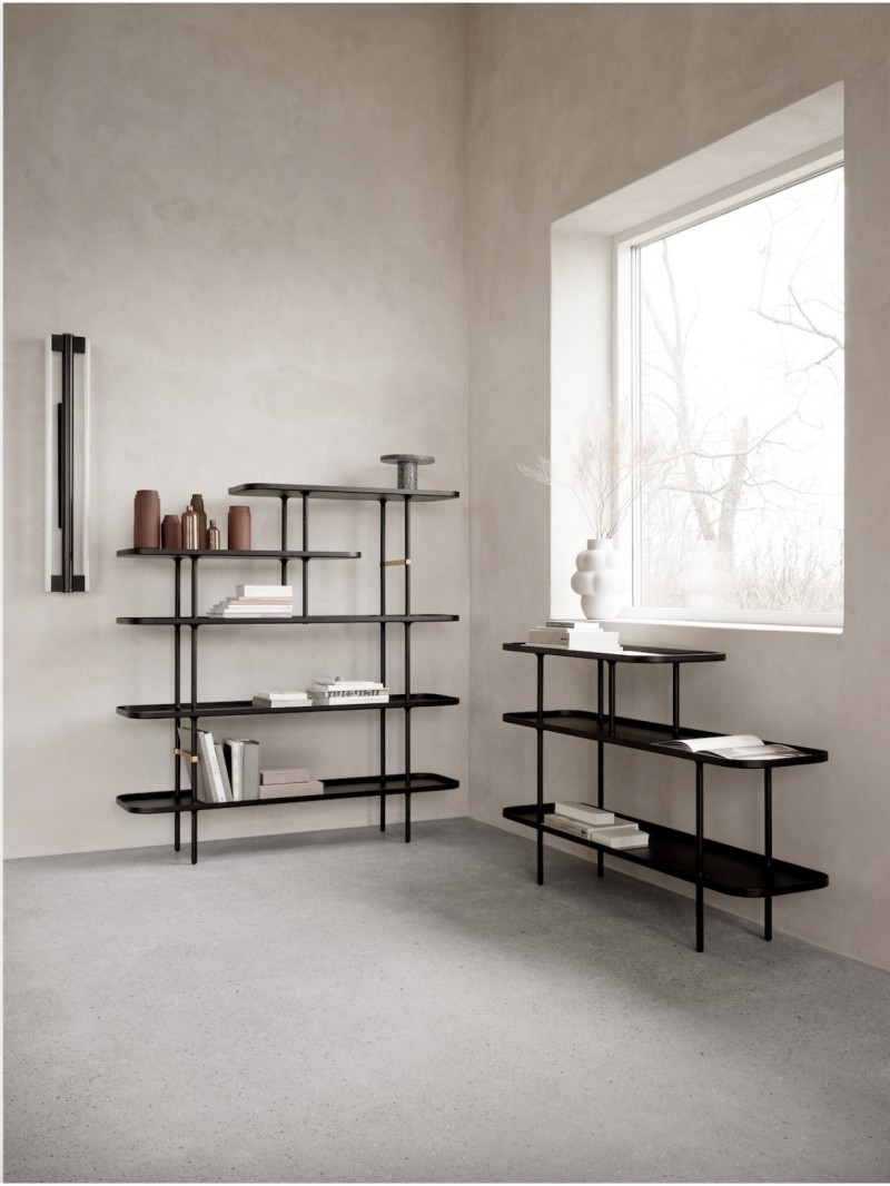 Étagère en métal noir avec détails en laiton, Slice | MBS DESIGN