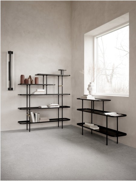 Étagère en métal noir avec détails en laiton, Slice | MBS DESIGN