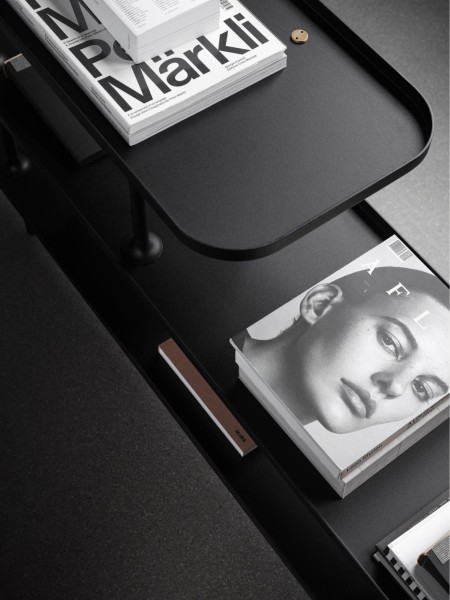 Étagère en métal noir avec détails en laiton, Slice | MBS DESIGN