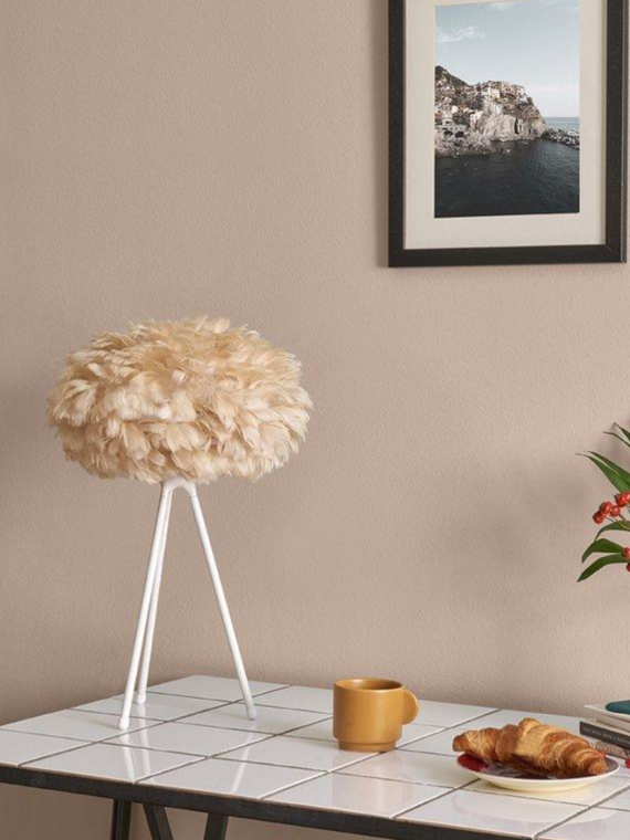UMAGE - Lampe trépied en plume d'oie, Eos mini brun et Tripod table blanc - MBS Design