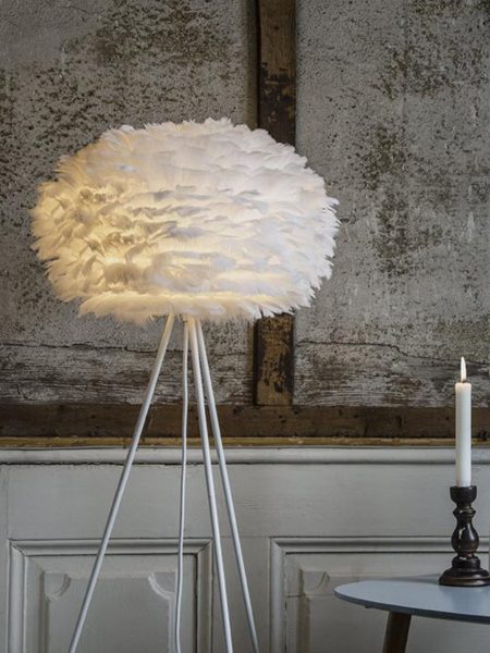 UMAGE - Lampadaire en plume d'oie, Eos medium blanc et Tripod floor blanc - MBS Design