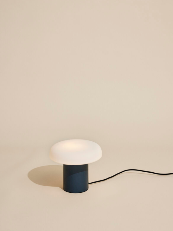 Hiubsch-Lampe de table Ateliers, Bleu foncé/Blanc